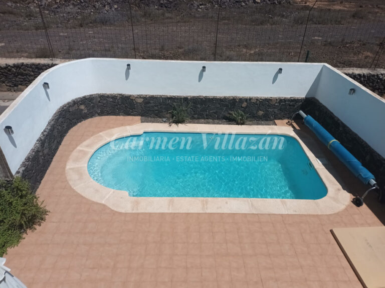 18 master bedroom pool view