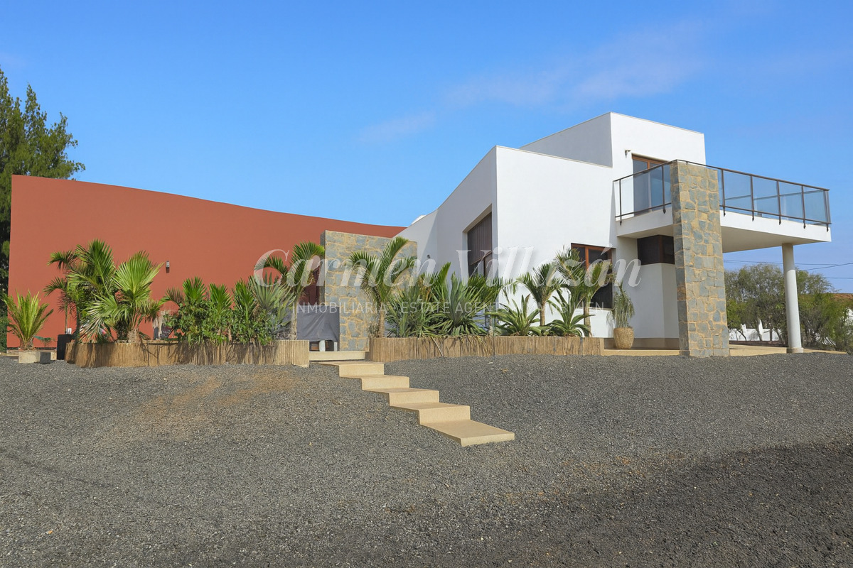 Fachada en blanco de la villa de Los Estancos en Fuerteventura.