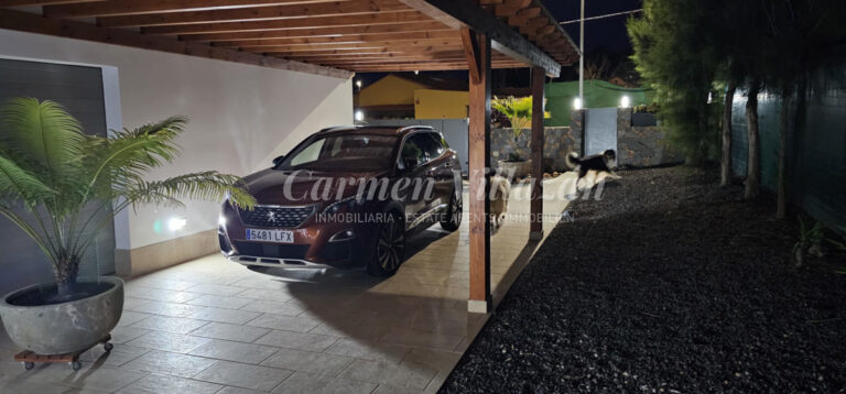 porche techado y coche villa Los Estancos