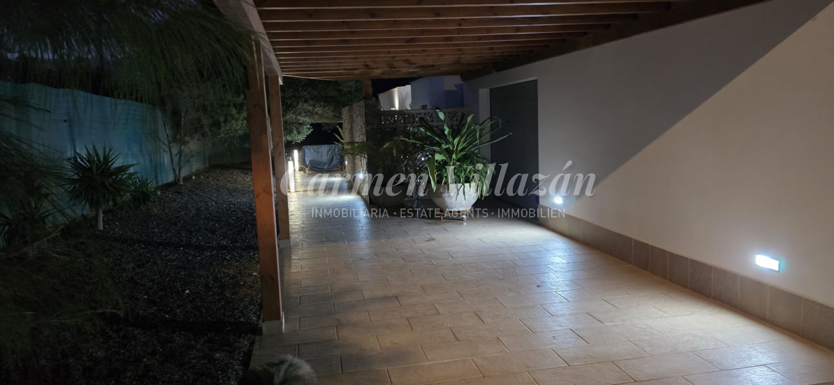 Porche techado en la villa en venta en Los Estancos, Fuerteventura