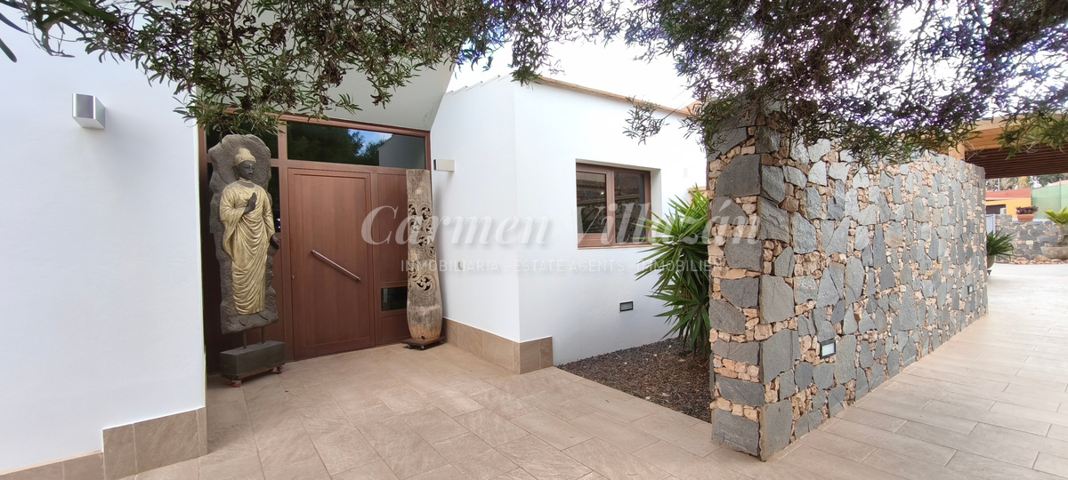 Entrada principal villa en venta en Los Estancos.