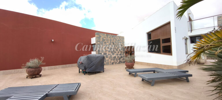 fachada entrada principal villa los estancos