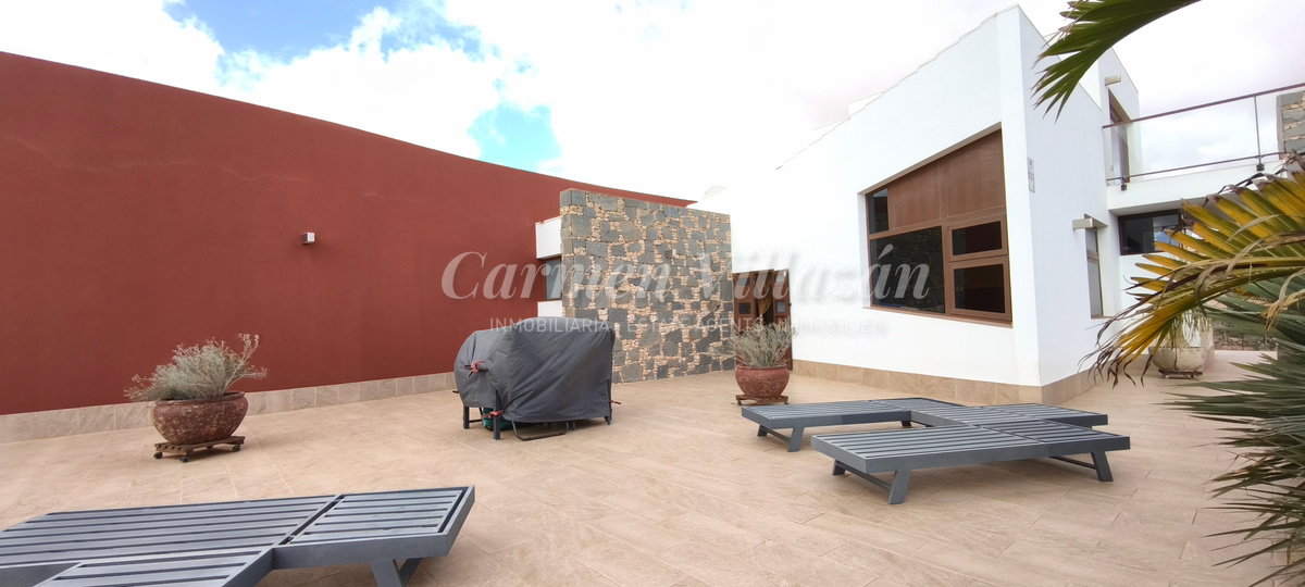 Terraza en la entrada principal de la villa de Los Estancos.