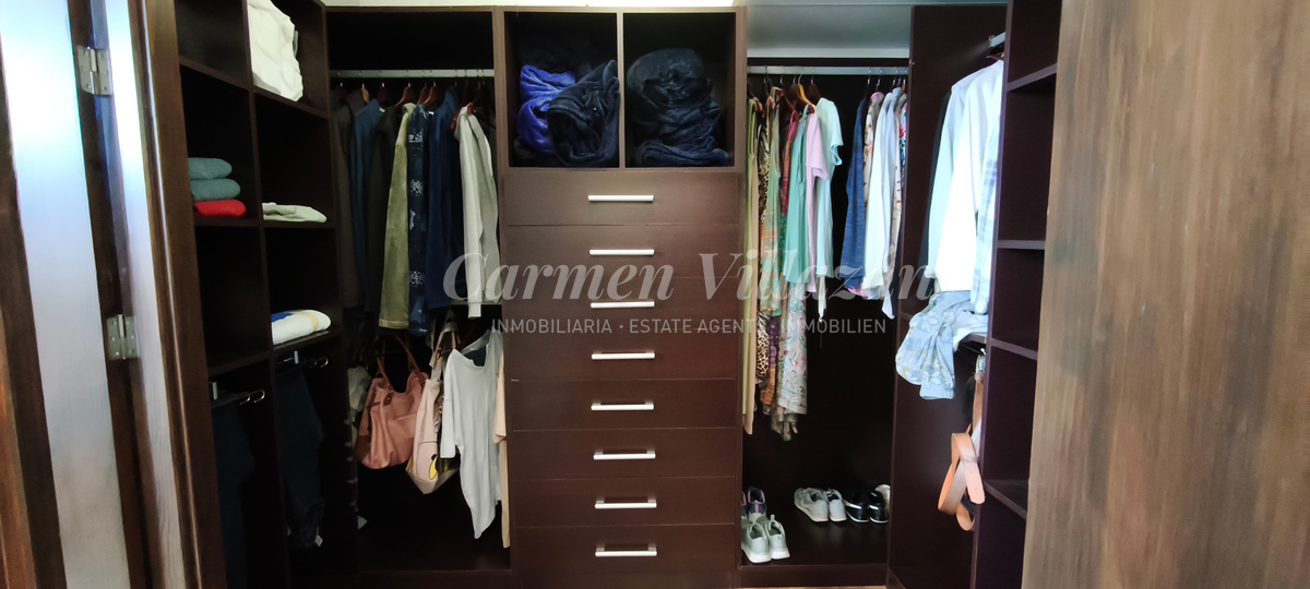 Vestidor en dormitorio principal, villa en venta.