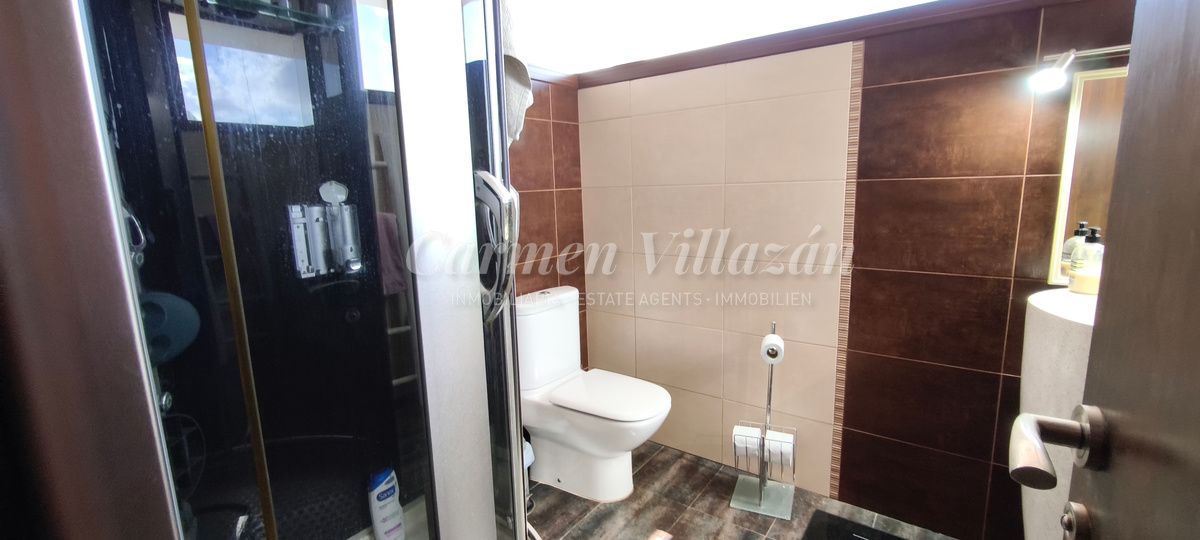 Baño en dormitorio principal de la villa en venta en Los Estancos.