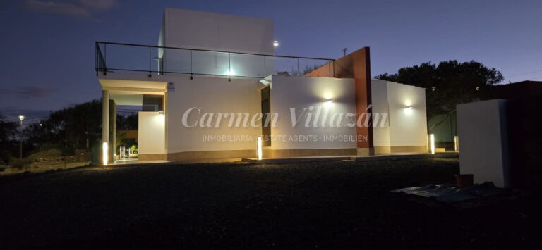 fachada noche villa fuerteventura