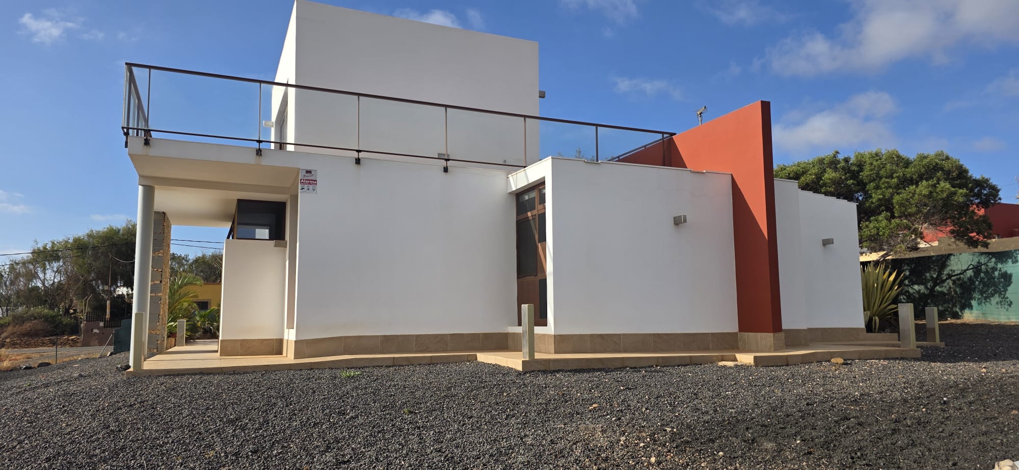 Fachada blanca villa de lujo en Los Estancos, Fuerteventura