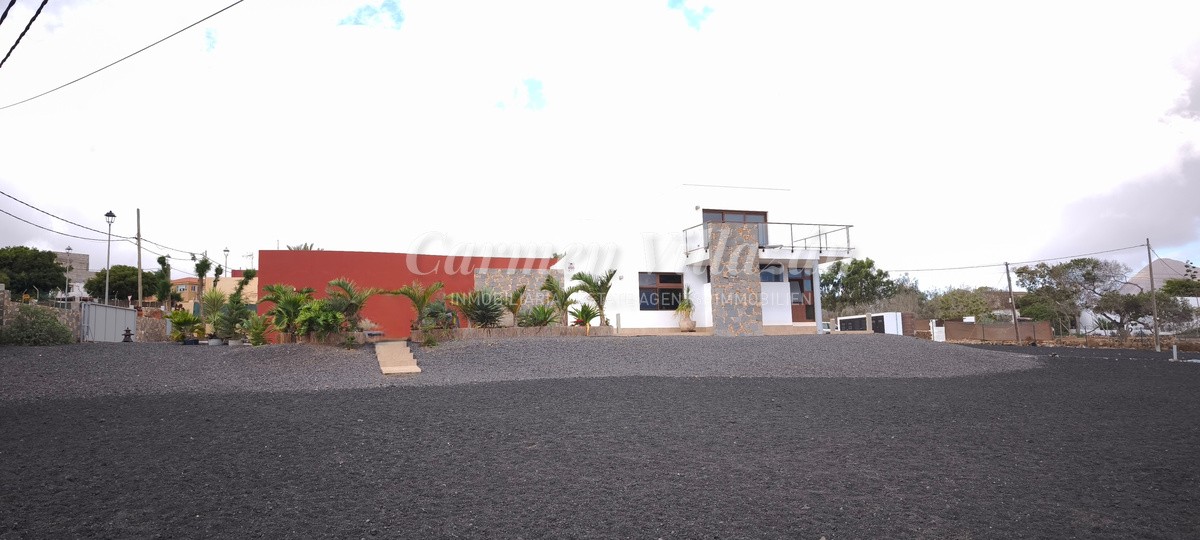 Panorámica de la fachada principal de la villa en Los Estancos.