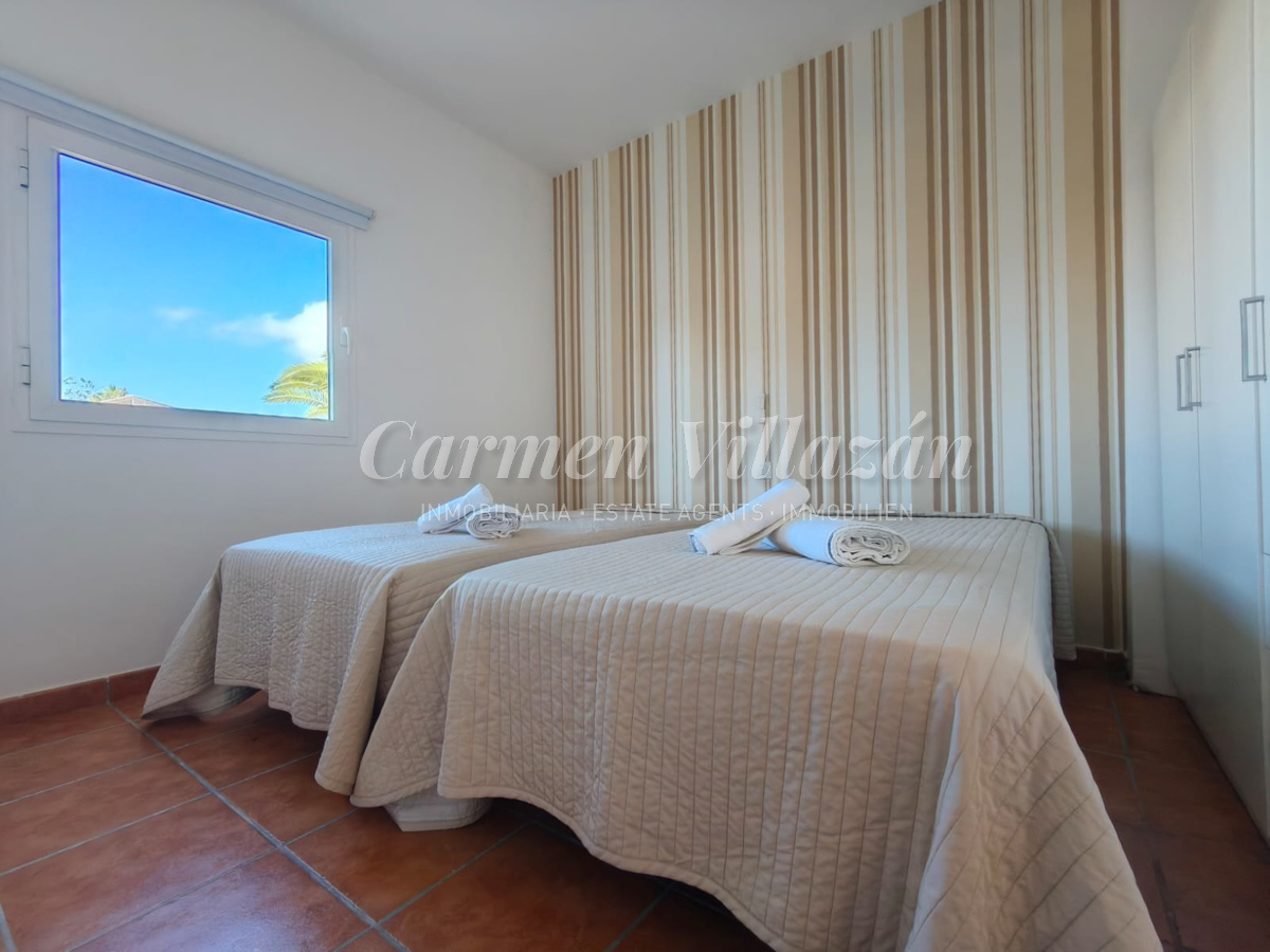 Dormitorio 2 con ventana con ventana hacia terraza delantera en el apartamento en Las Fuentes.